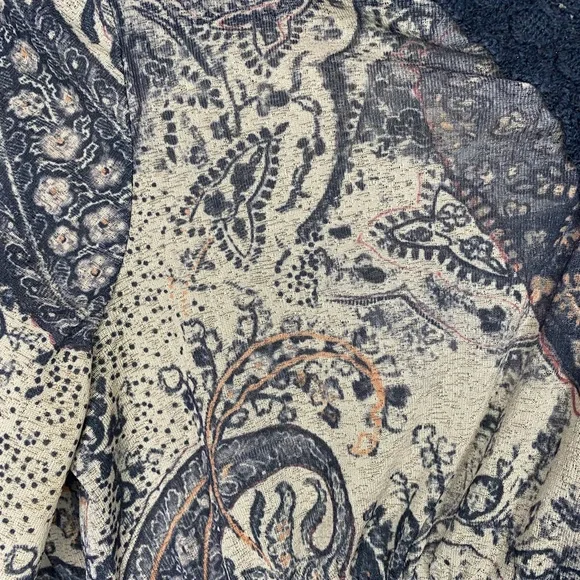 Breakin loose bell sleeve top - Picture 2 of 6